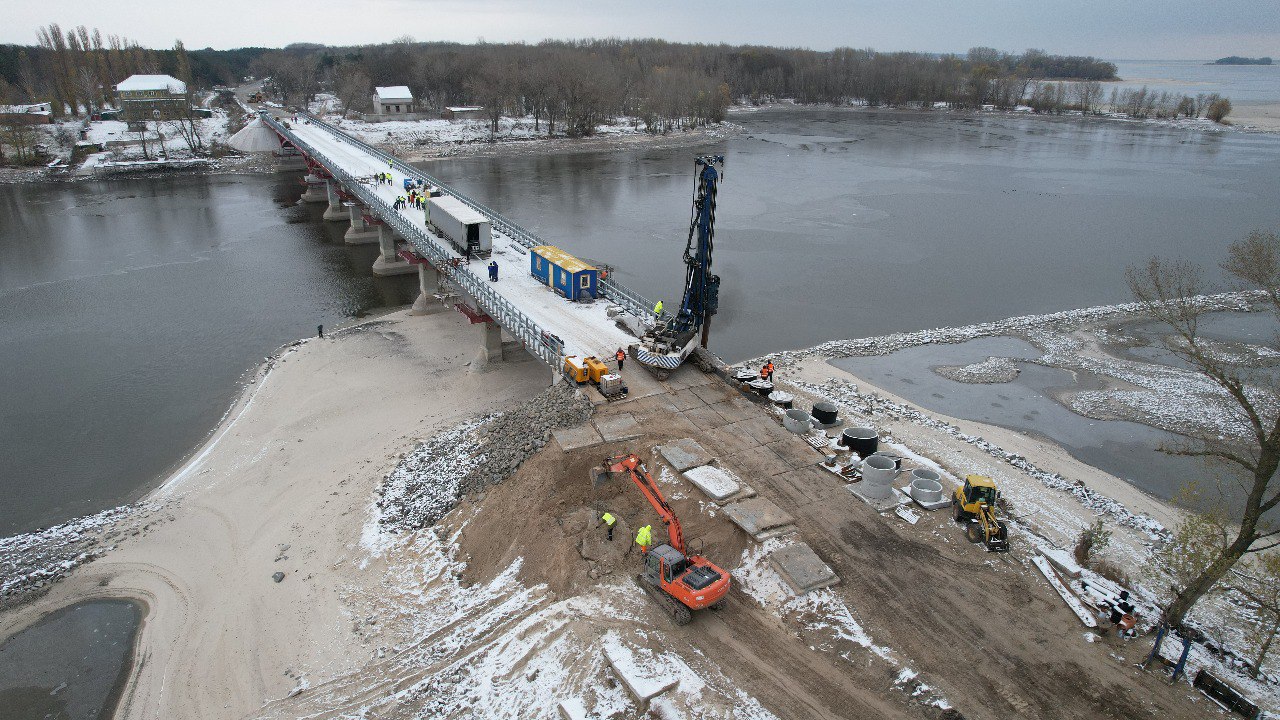 Будівельники завершують ремонт мосту через річку Сула біля Кременчука